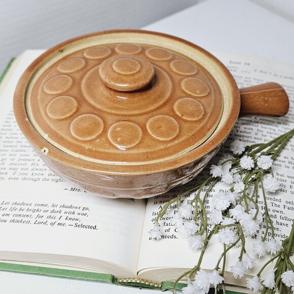 Vintage USA Stoneware Lidded  Pottery Soup Chili Bean Crock Terracotta Medallion - Picture 1 of 11